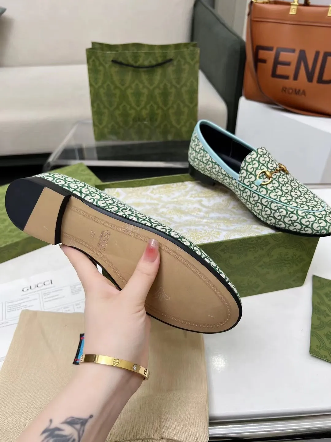 👟👟Ex-factory price 380👟👟 Genuine leather sole +50 Men +20 GUCCI latest fabric, double G side, chasing fashion, special matching, worth owning, super comfortable on the feet, generous and decent. Heel height 2Cm. Multiple colors to choose from: sizes 35-42, the picture above is a big seller. Male 38-46